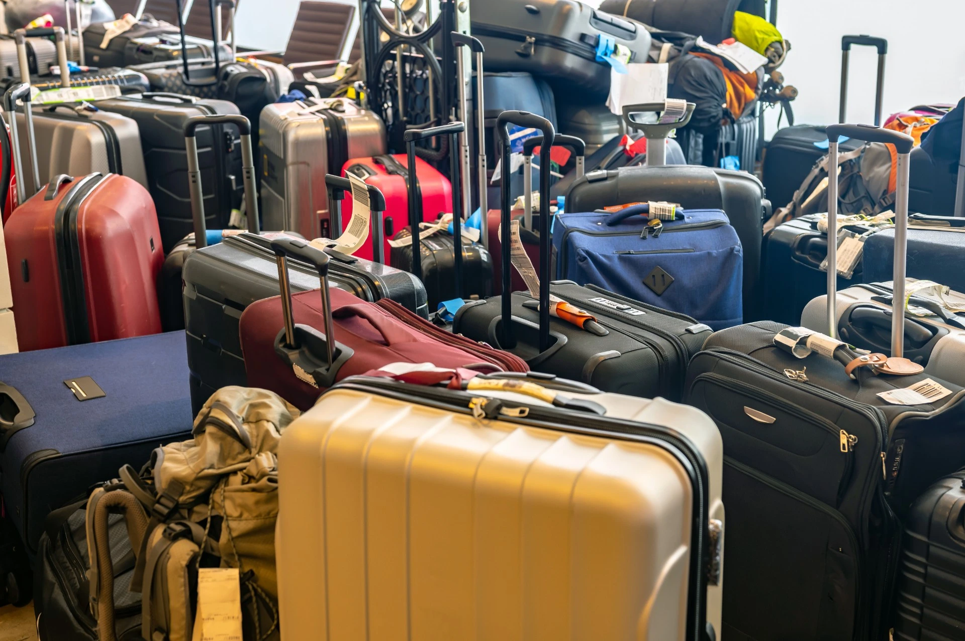 Skal du på ferie i år? Flyselskapene advarer: Ikke bruk koffert i denne fargen