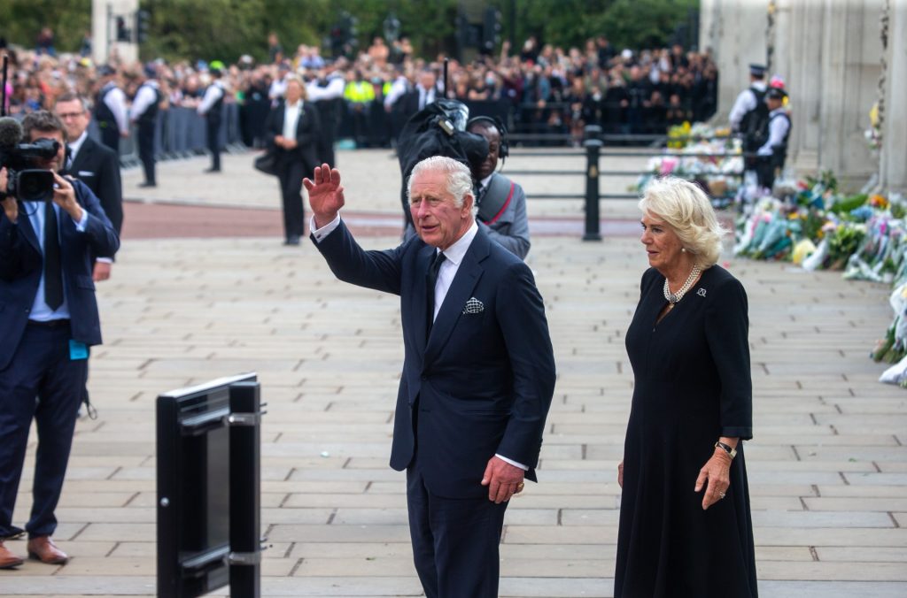 Kong Charles og Camilla blir kronet i en pompøs seremoni
