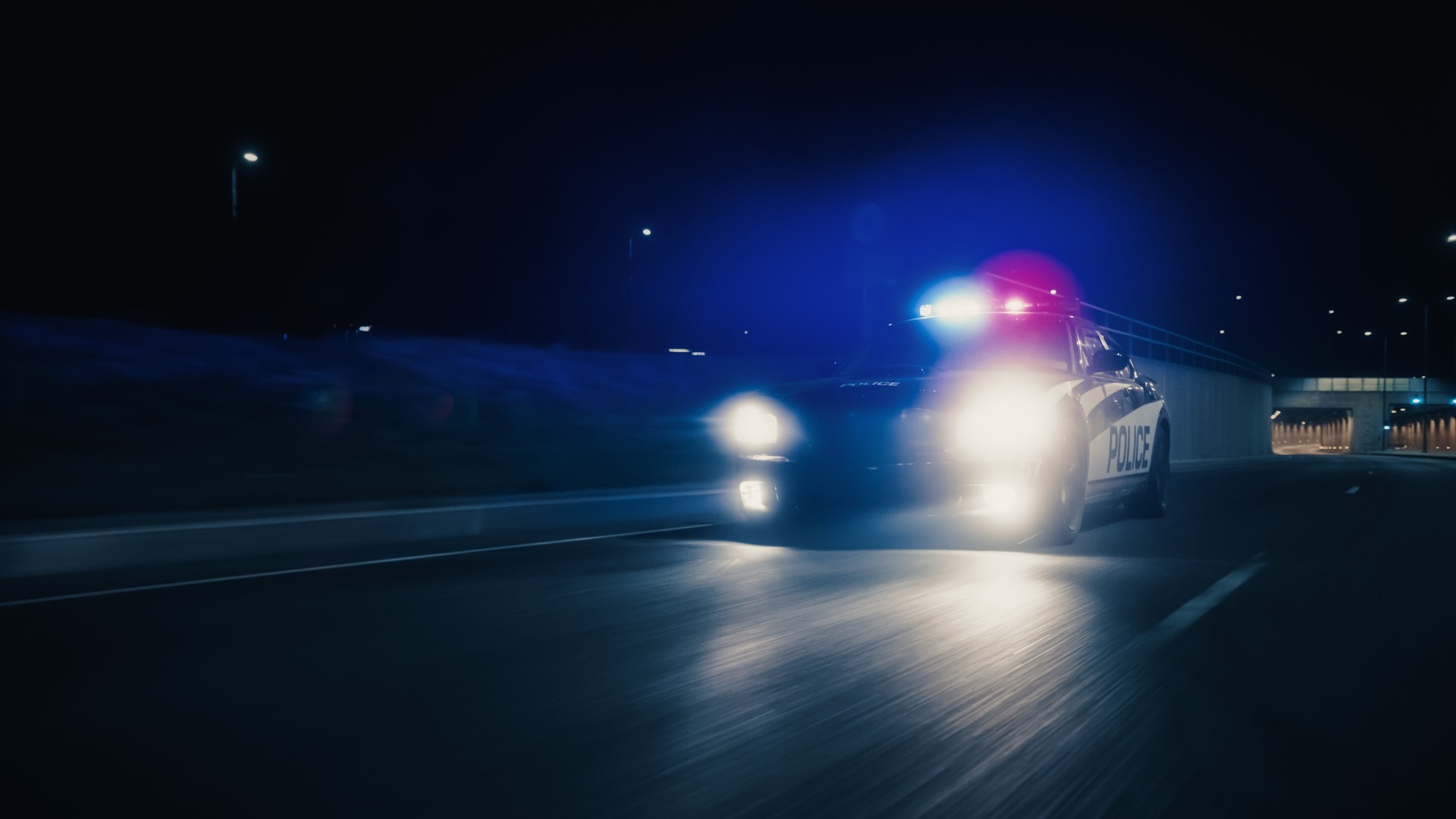 Politibiler involvert i heftig biljakt etter 17-åring: Da han ble stoppet ble situasjonen bare verre