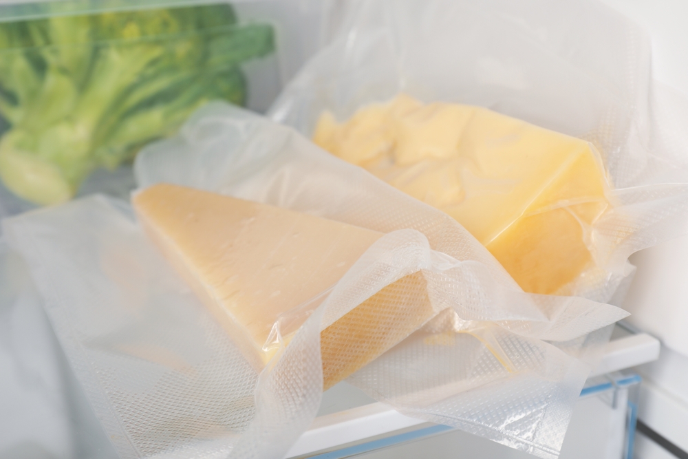 Derfor bør du aldri pakke osten din i plast – og hva du bør bruke i stedet