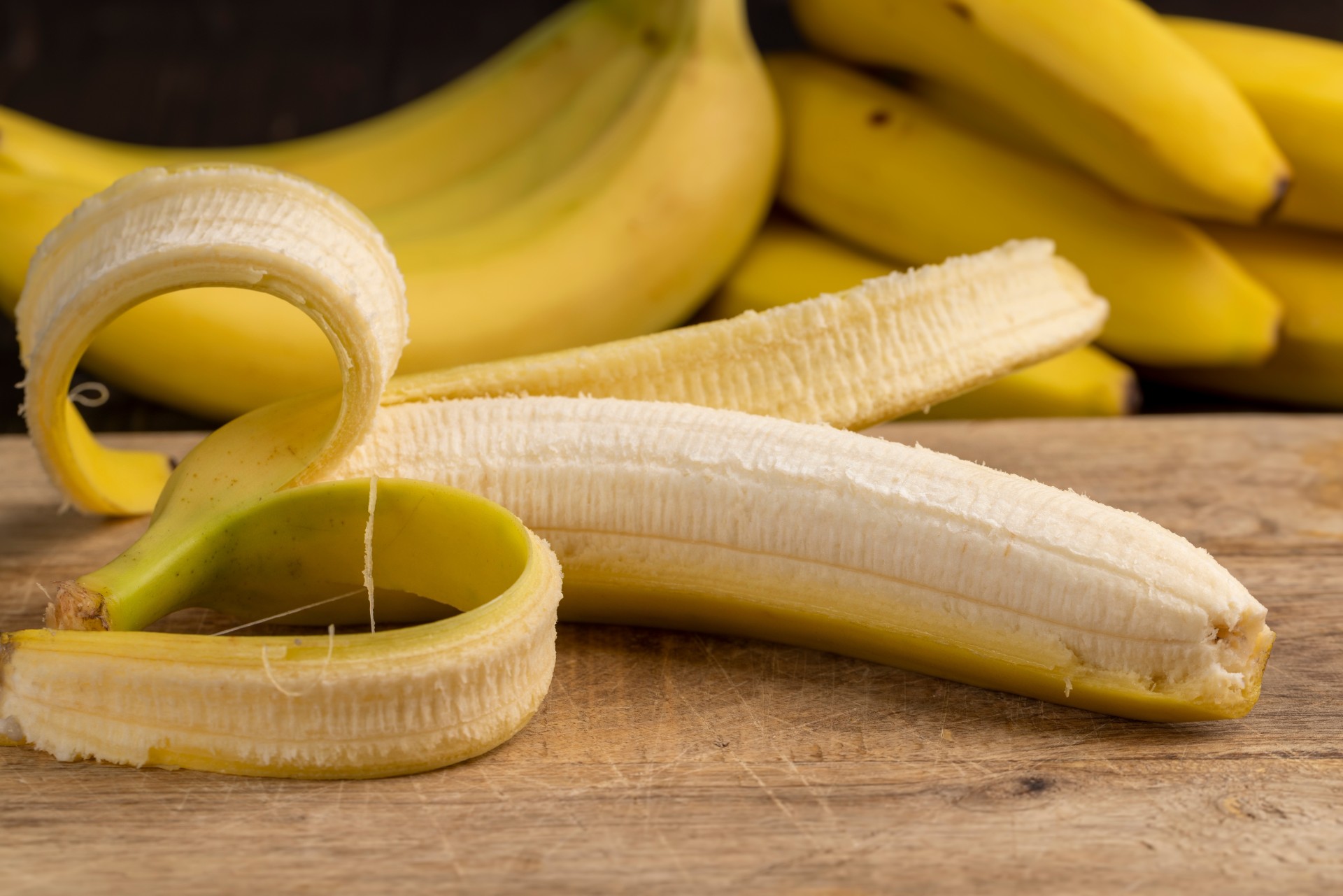 Han graver ned et bananskall i hagen sin: Når du ser hva som skjer vil du gjøre det samme