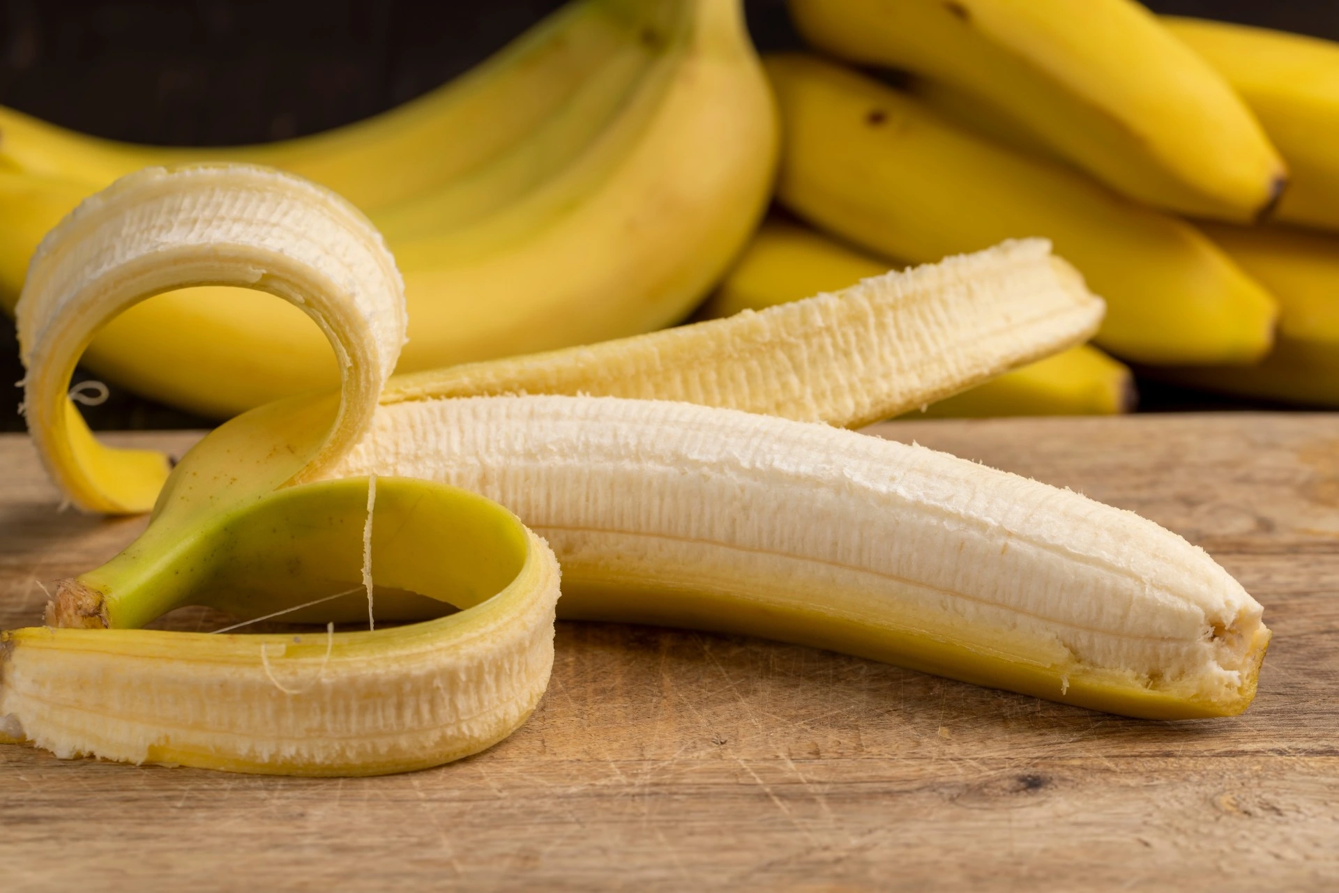 Han graver ned et bananskall i hagen sin: Når du ser hva som skjer vil du gjøre det samme