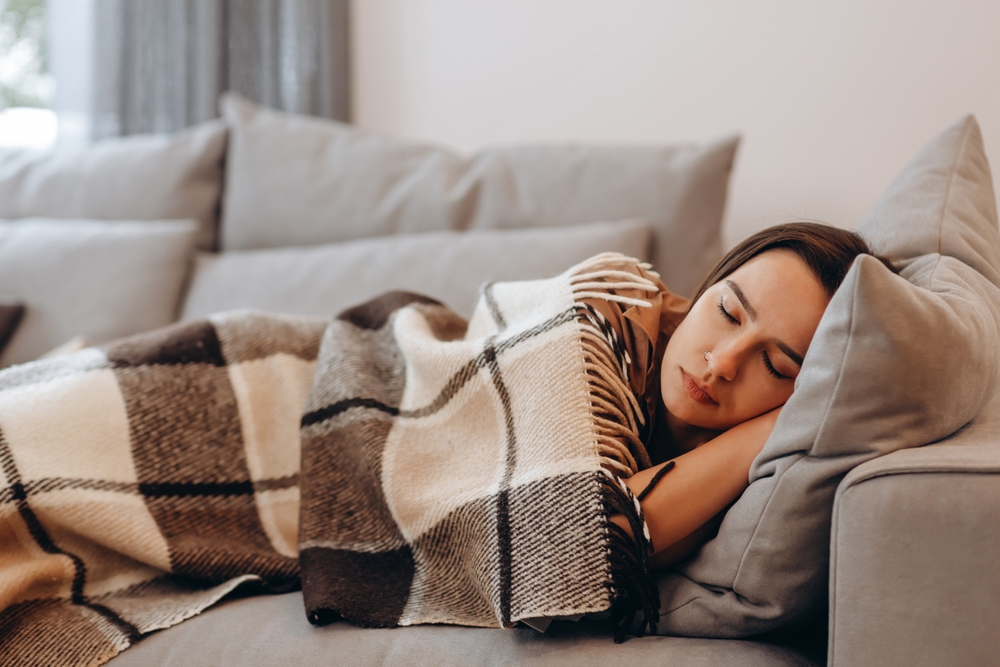 Psykologene advarer: Dette betyr det egentlig når du sovner på sofaen