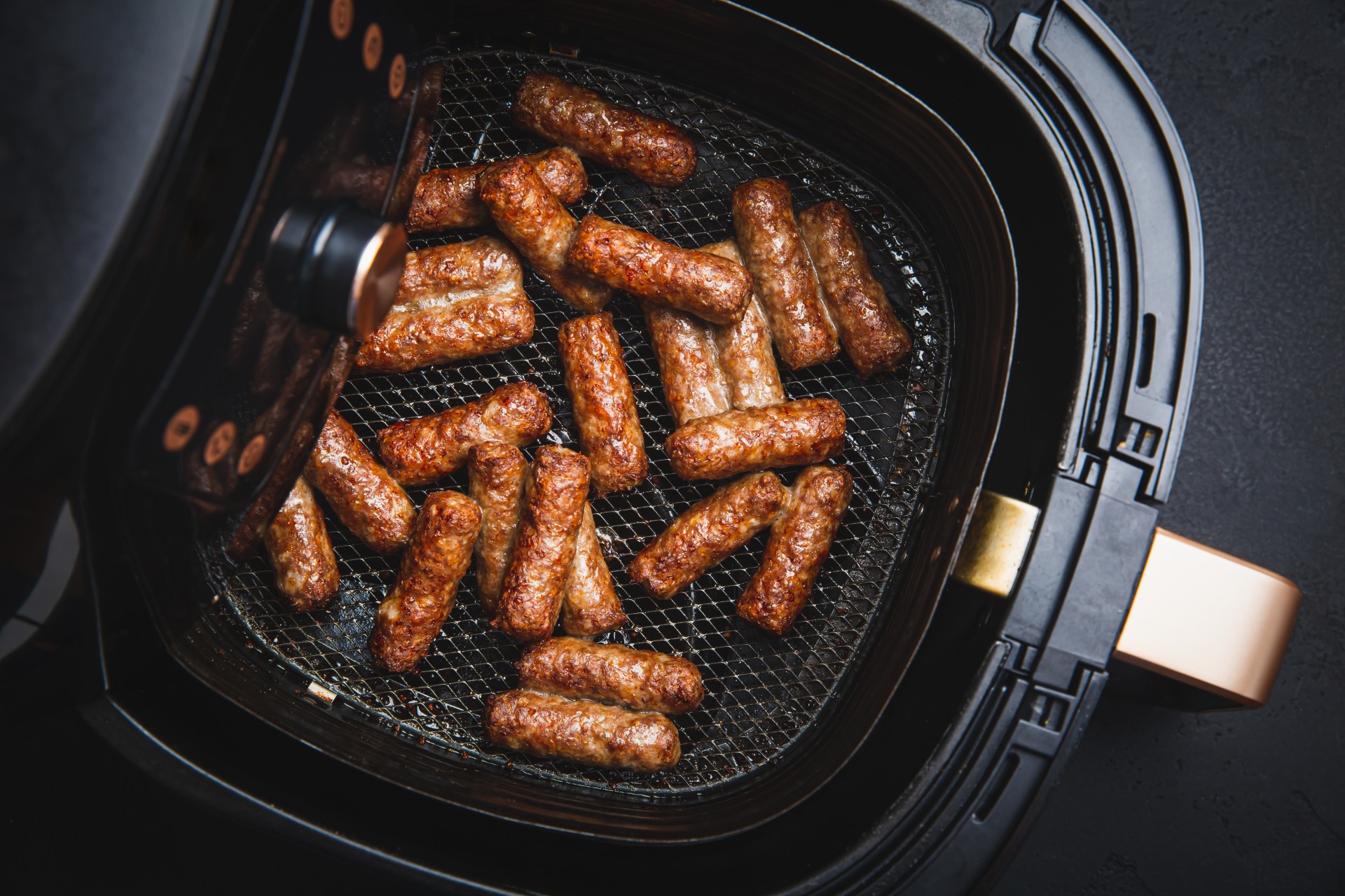 Airfryer-triks: Pølsene blir brune og sprø hvis du gjør én ting før du steker dem