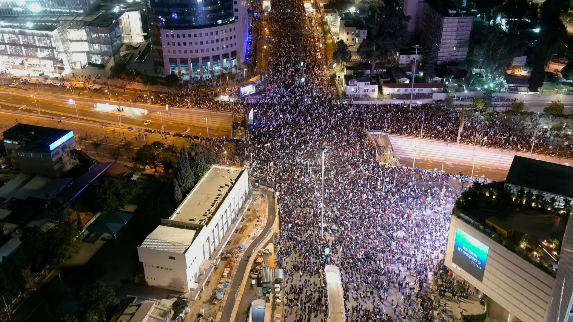 Politiet bruker vannkanoner mot israelske demonstranter