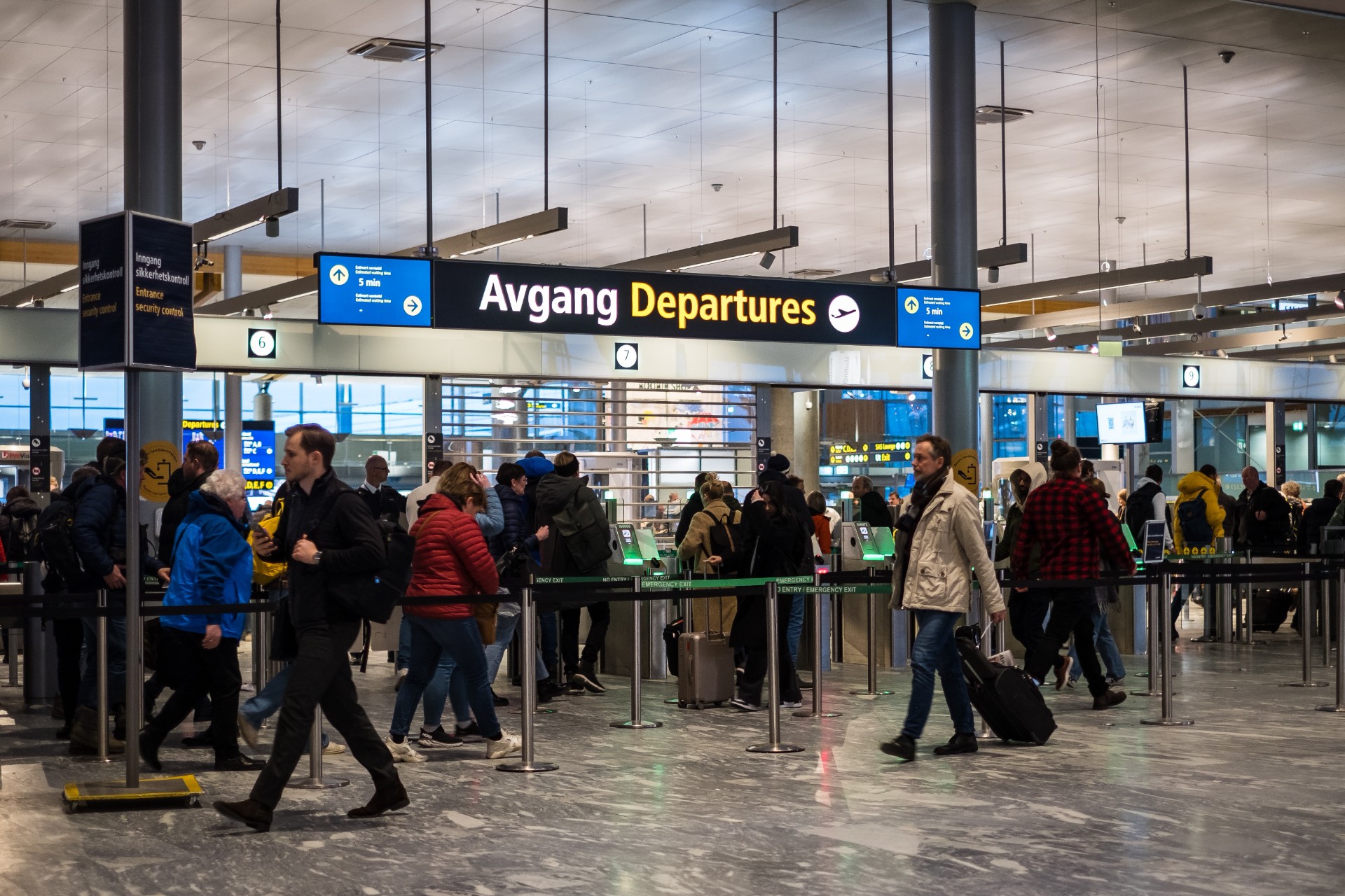Lange køer: Skal du ut og reise, må du smøre deg med tålmodighet her