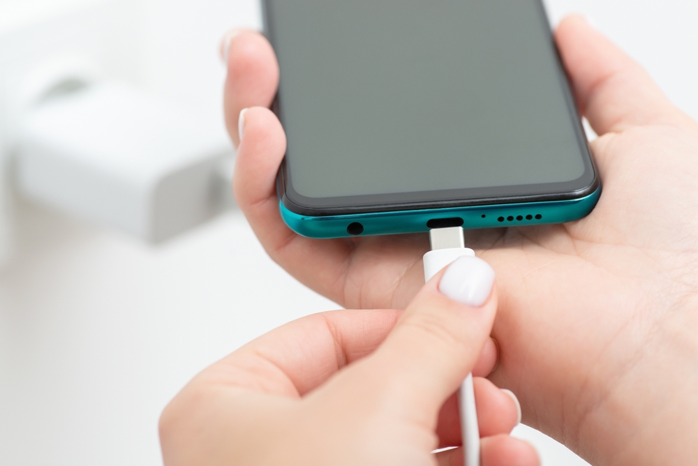 Lader du også telefonen på denne måten? Det kan gi varige skader på mobilen din