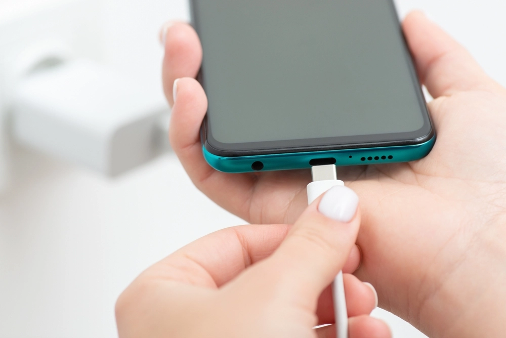 Lader du også telefonen på denne måten? Det kan gi varige skader på mobilen din