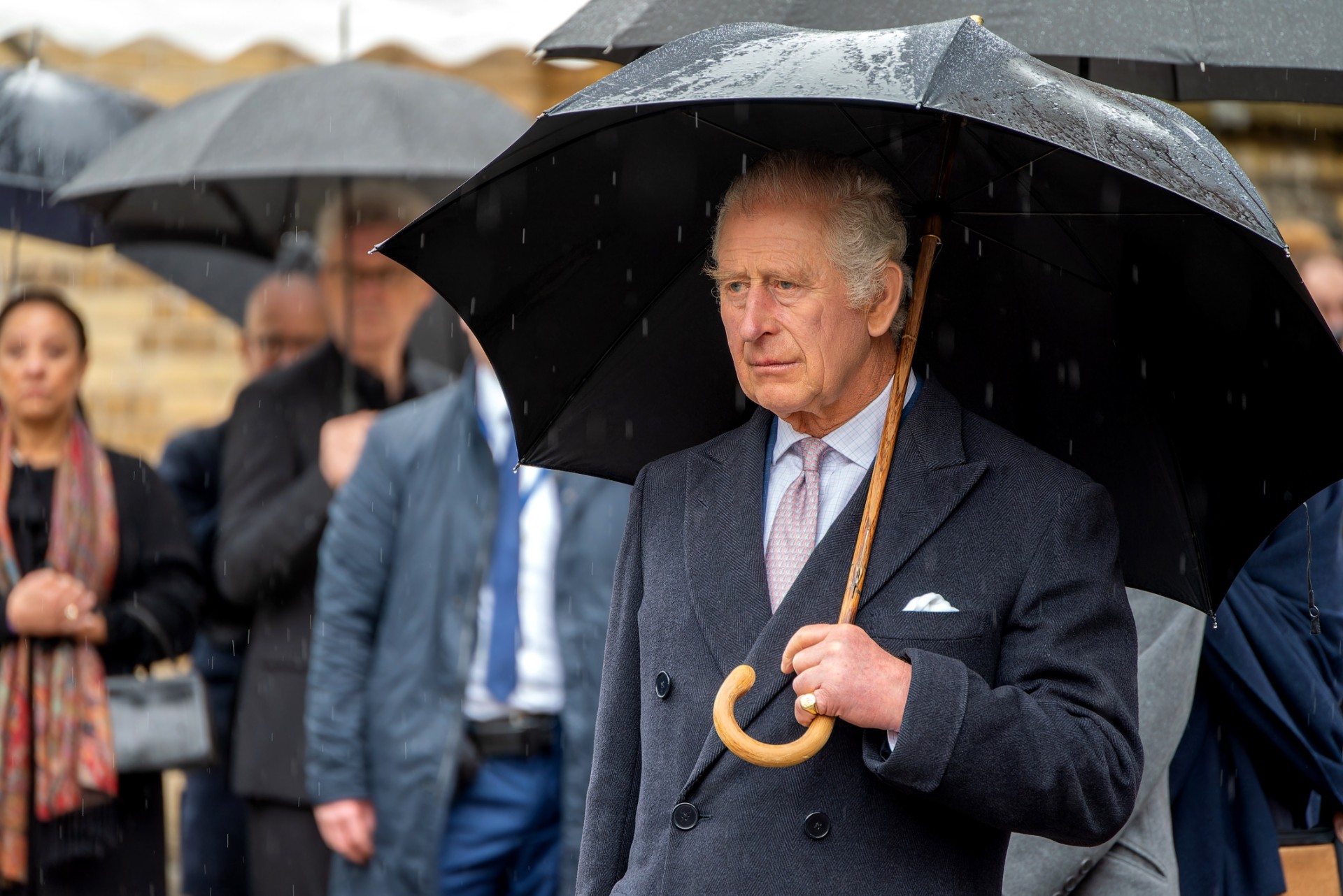 Kong Charles uttaler seg: – Min kone og jeg er inderlig sjokkerte