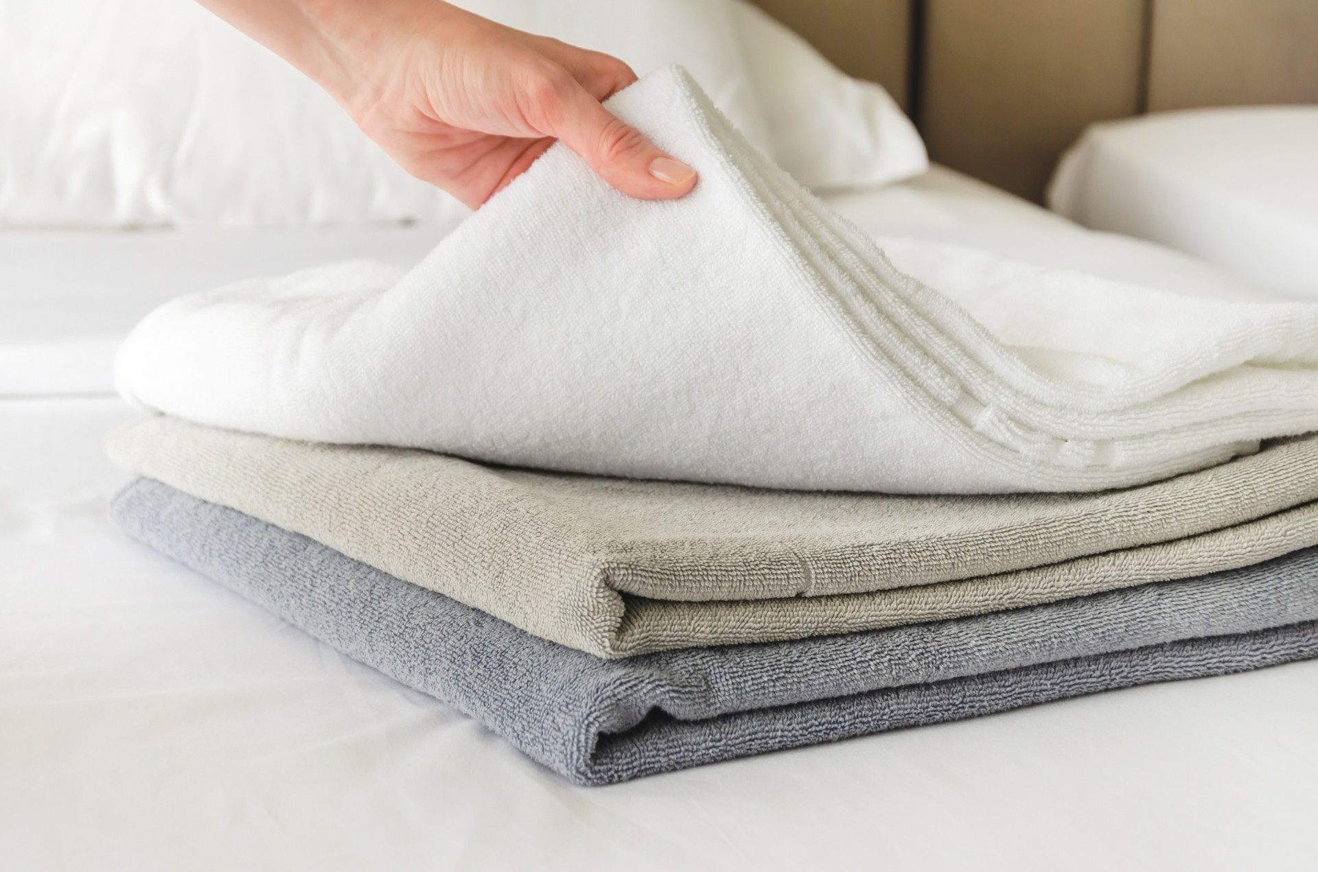 Ingen eddik eller natron: Hell litt i vaskemaskinen, og håndklærne dufter som på et hotell