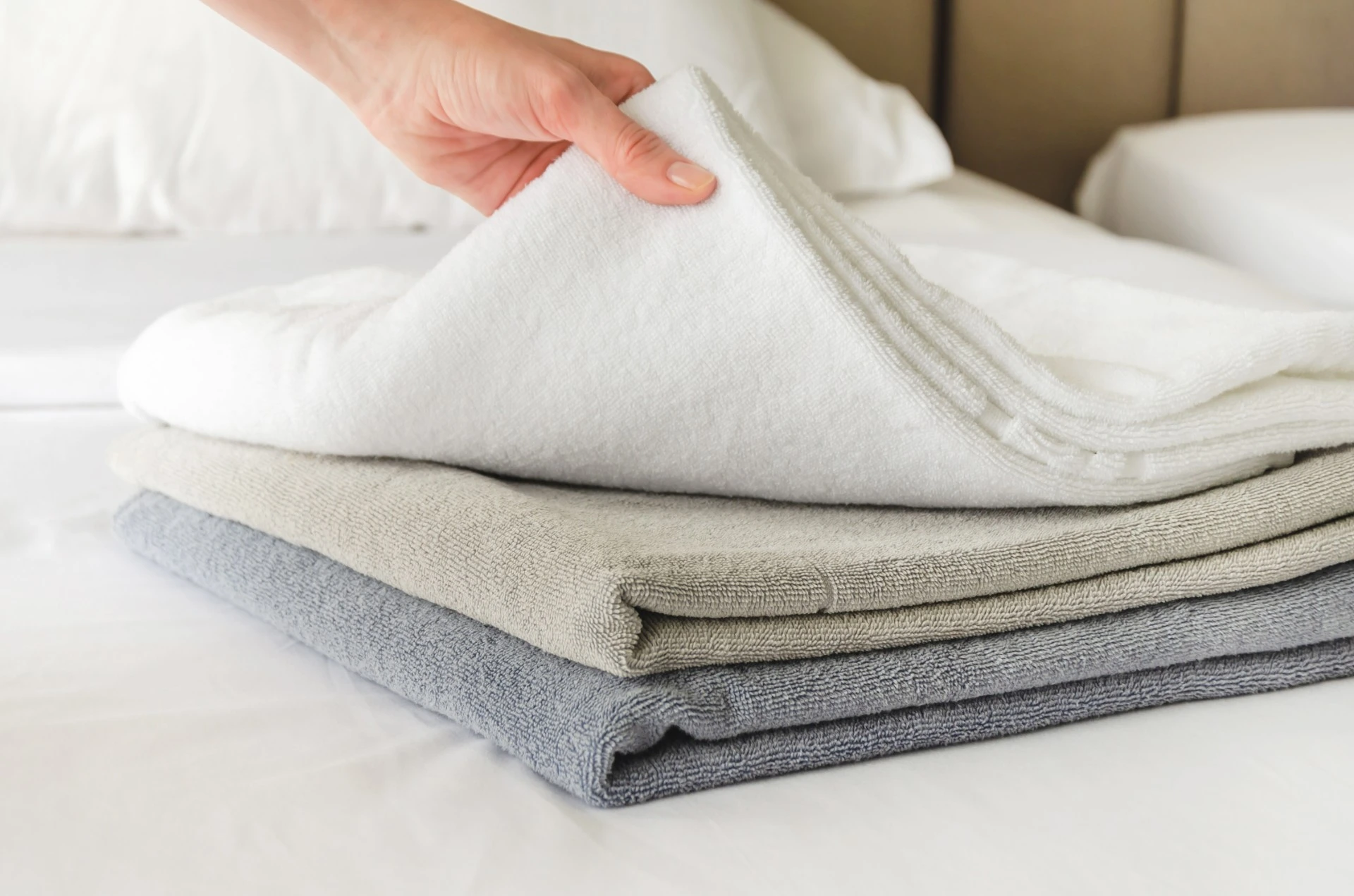 Ingen eddik eller natron: Hell litt i vaskemaskinen, og håndklærne dufter som på et hotell