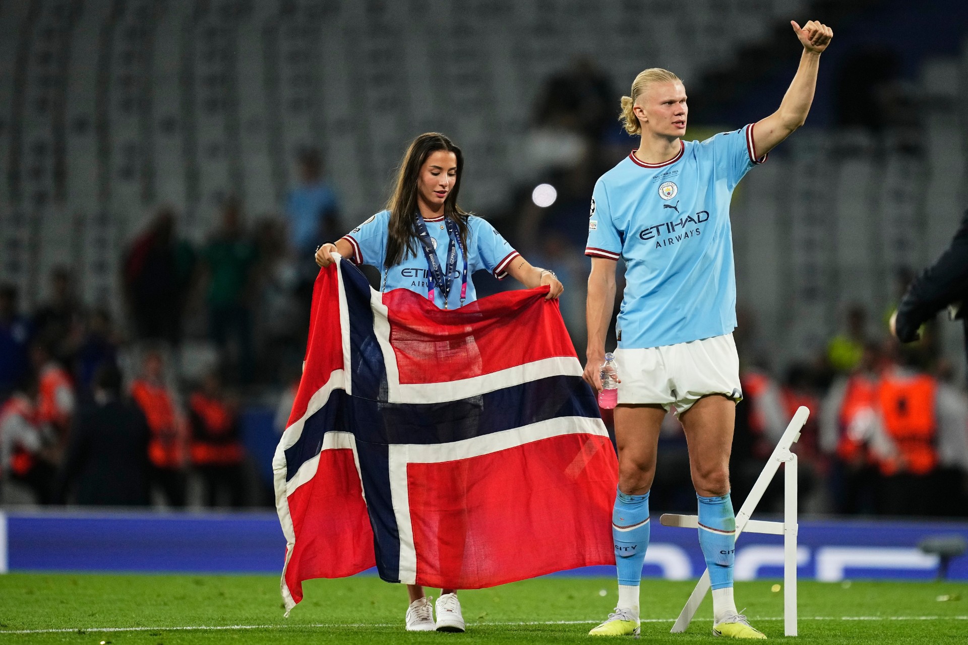 Erling Braut Haaland pappa: Nå deler kjæresten nye bilder