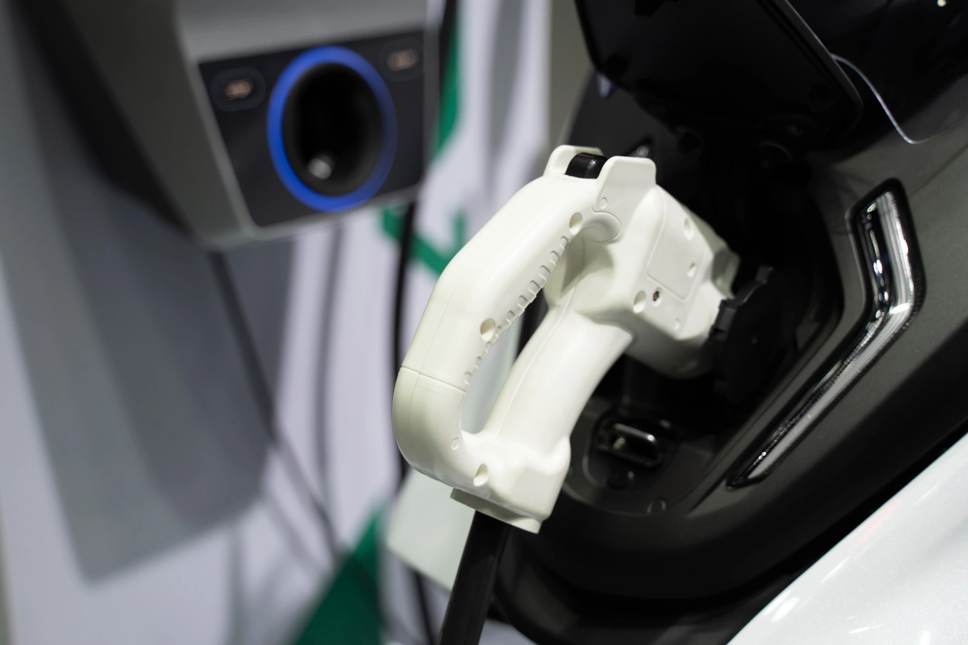 Tidligere Tesla-sjef lanserer el-motorsykkel til småpenger – og den ser helt rå ut