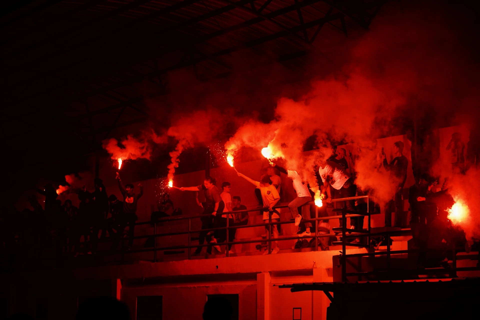 Ti-åring skadet av pyro på fotball-tribunen