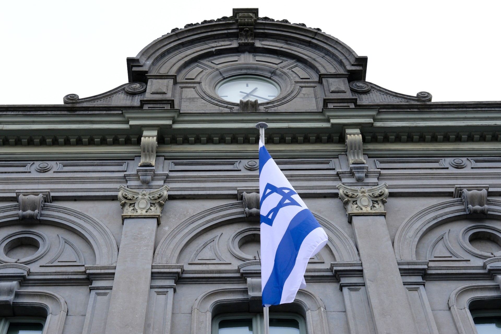 Mann setter fyr på seg selv foran Israels ambassade