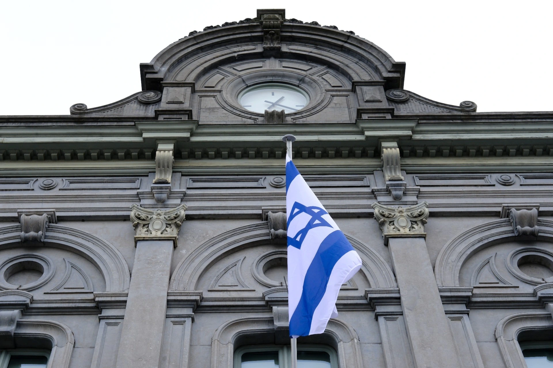 Mann setter fyr på seg selv foran Israels ambassade