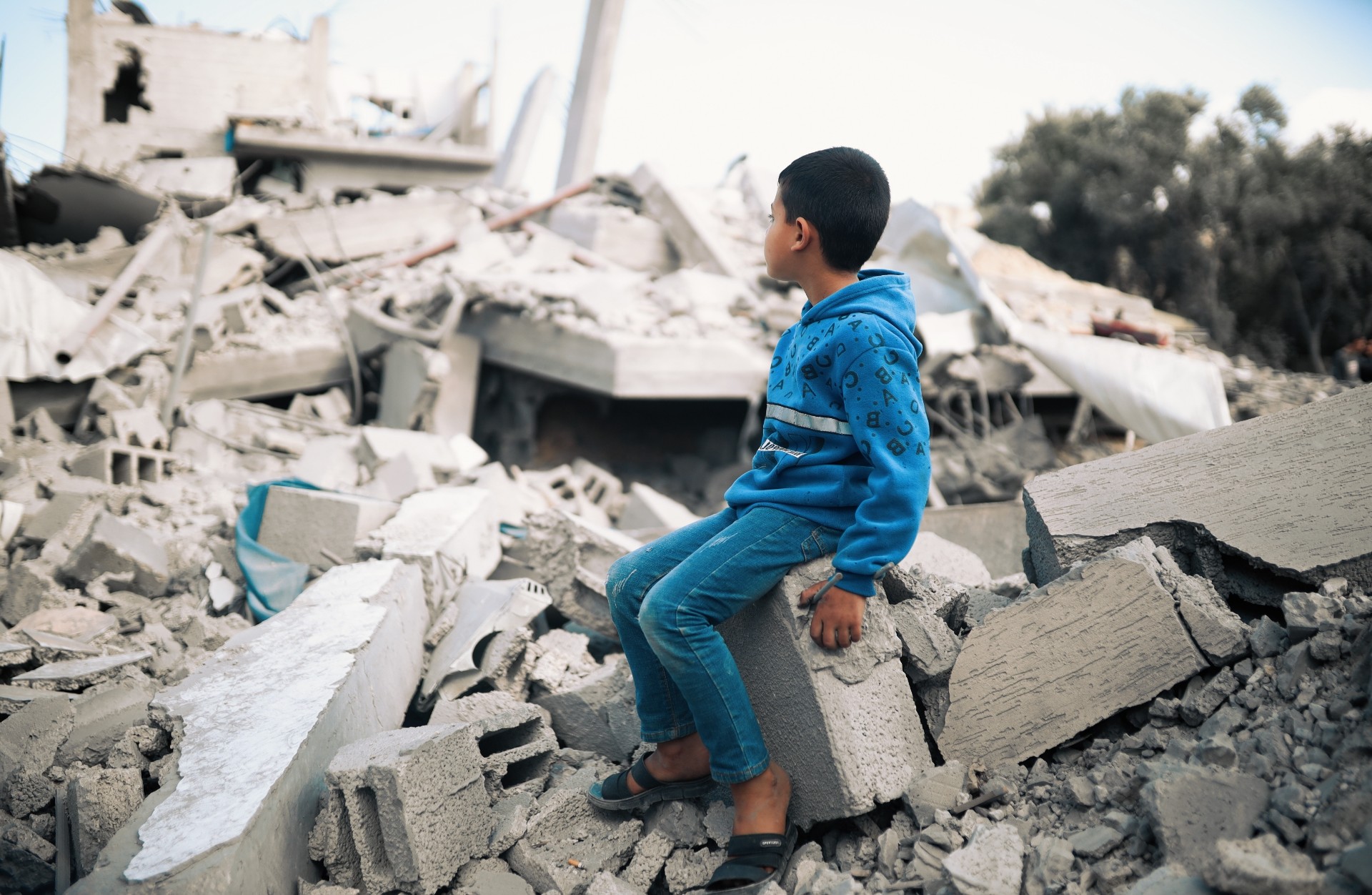 Innbyggere i Gaza bryter seg inn i hjelpeleire