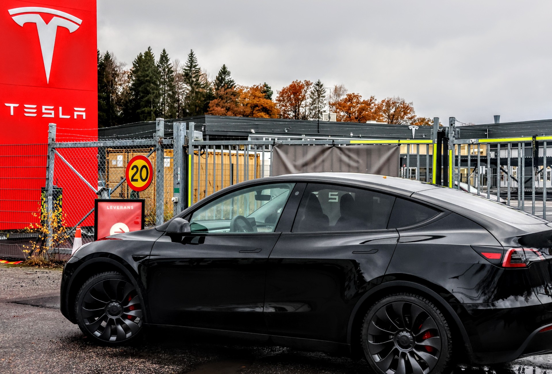 Tesla tilbakekaller 376.000 kjøretøy – aksjekursen faller
