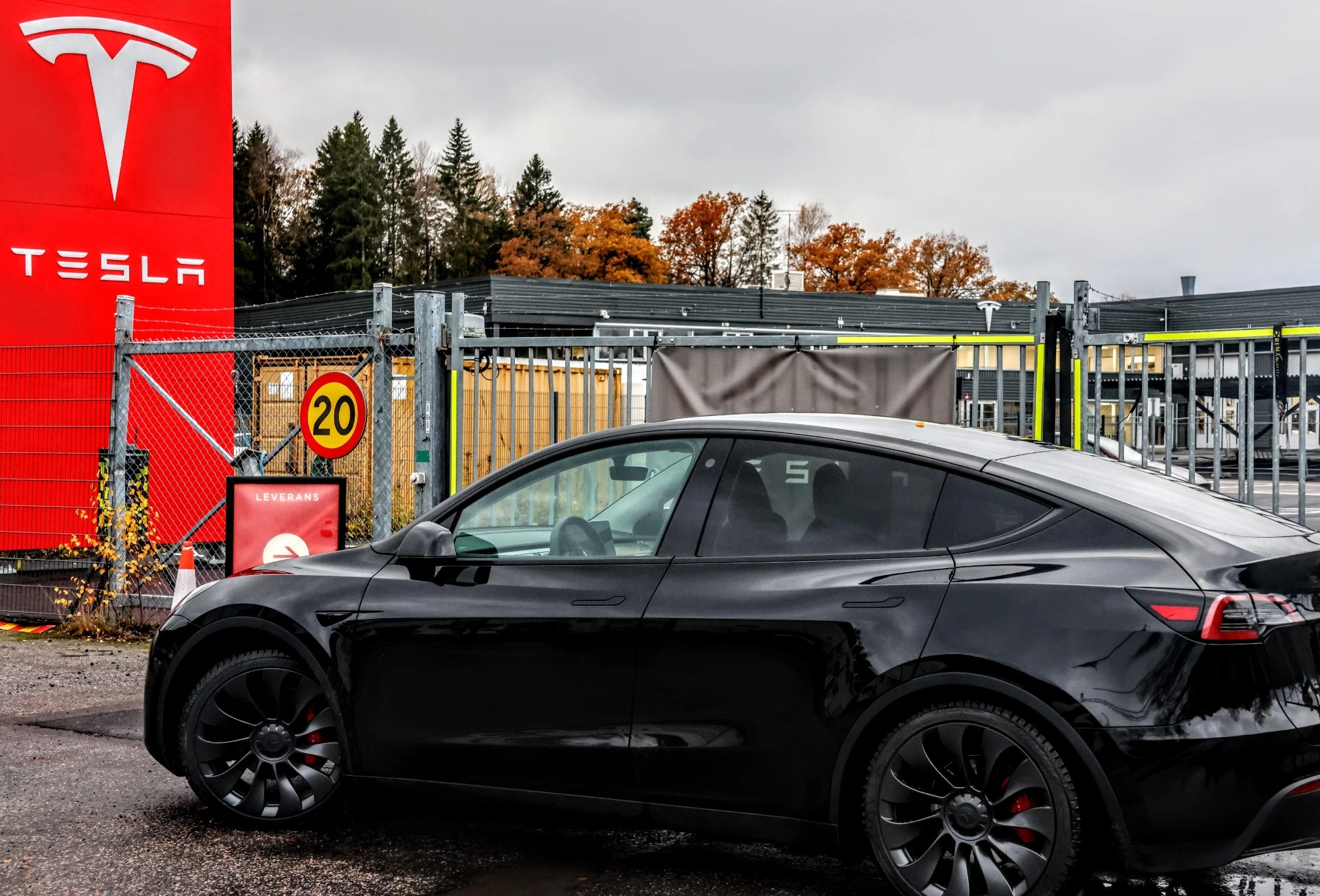 Tesla tilbakekaller 376.000 kjøretøy – aksjekursen faller