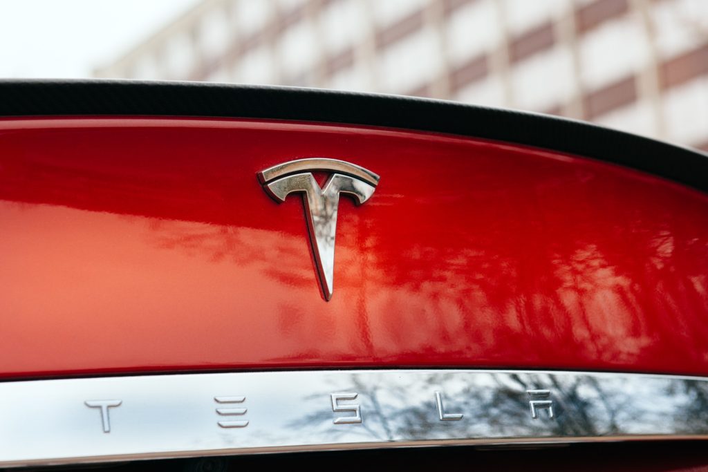 Gjør det igjen: Tesla med massiv prisreduksjon