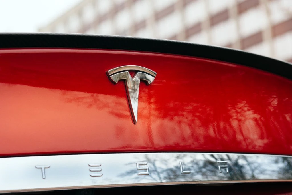 Tesla kutter prisene for sjette gang i år