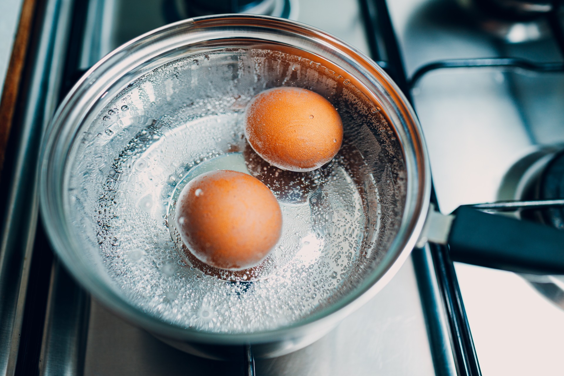 Ikke hell vannet fra eggkokingen i avløpet! Dette er grunnen