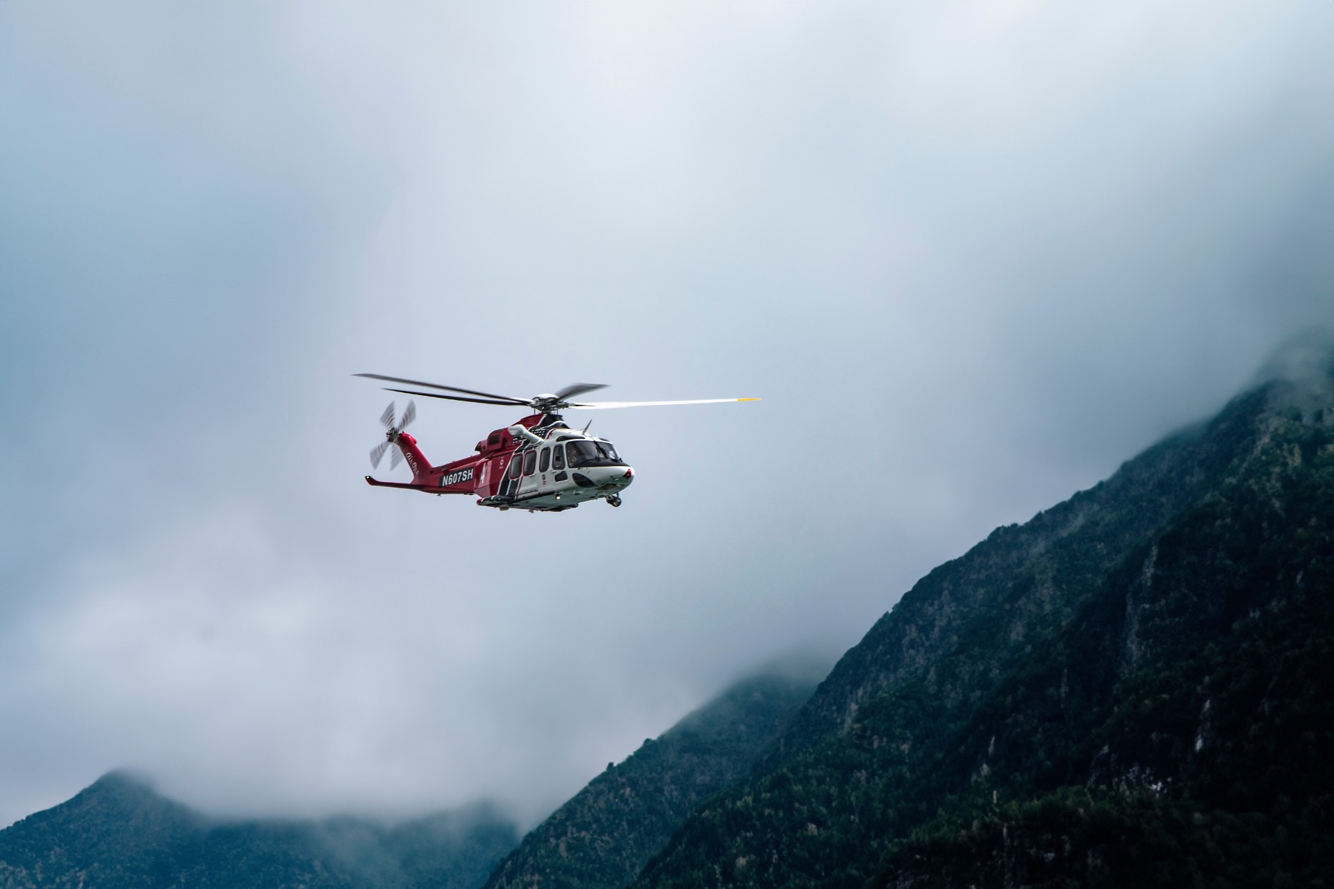 To personer er reddet ned fra fjellhylle i Lofoten