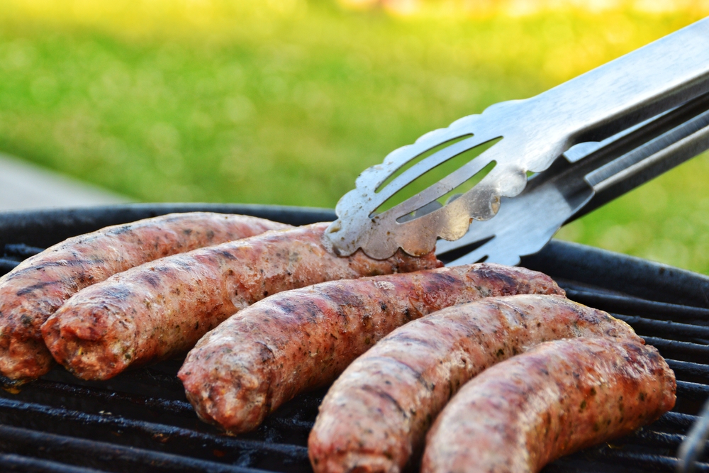 Pølser på grillen? Ikke gjør denne feilen med rått kjøtt