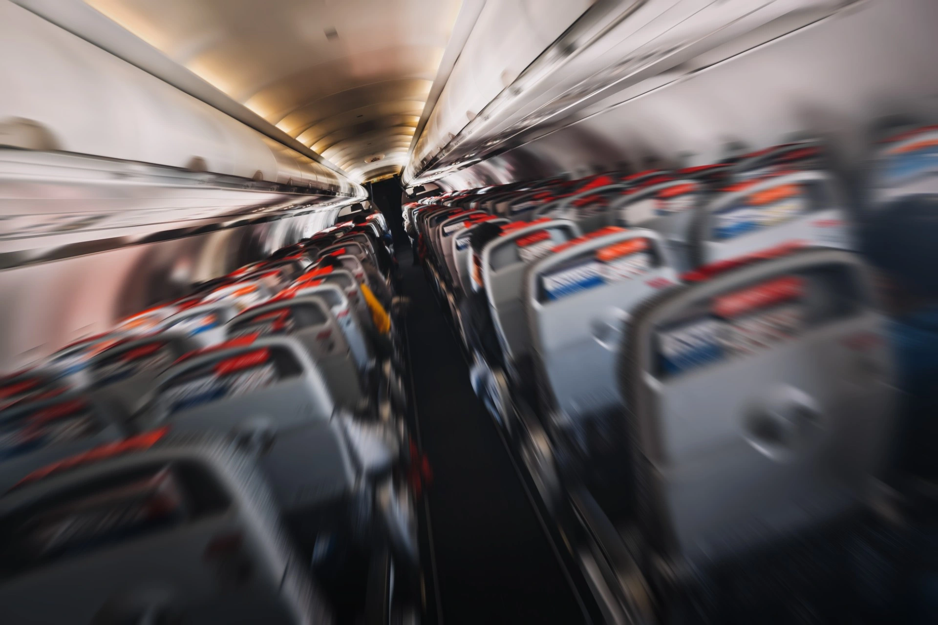 Fikk seks brudd på turbulensflyging: &laquo;Prøvde å bruke en pute for å stoppe blodet&raquo;