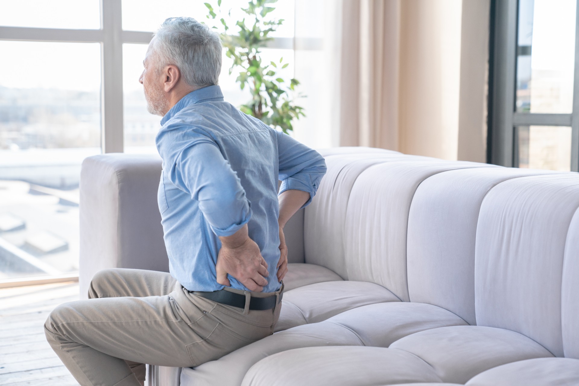 Mannen satt ubehagelig i den nye sofaen sin: Når han titter under sofaputen, oppdager han straks hvorfor