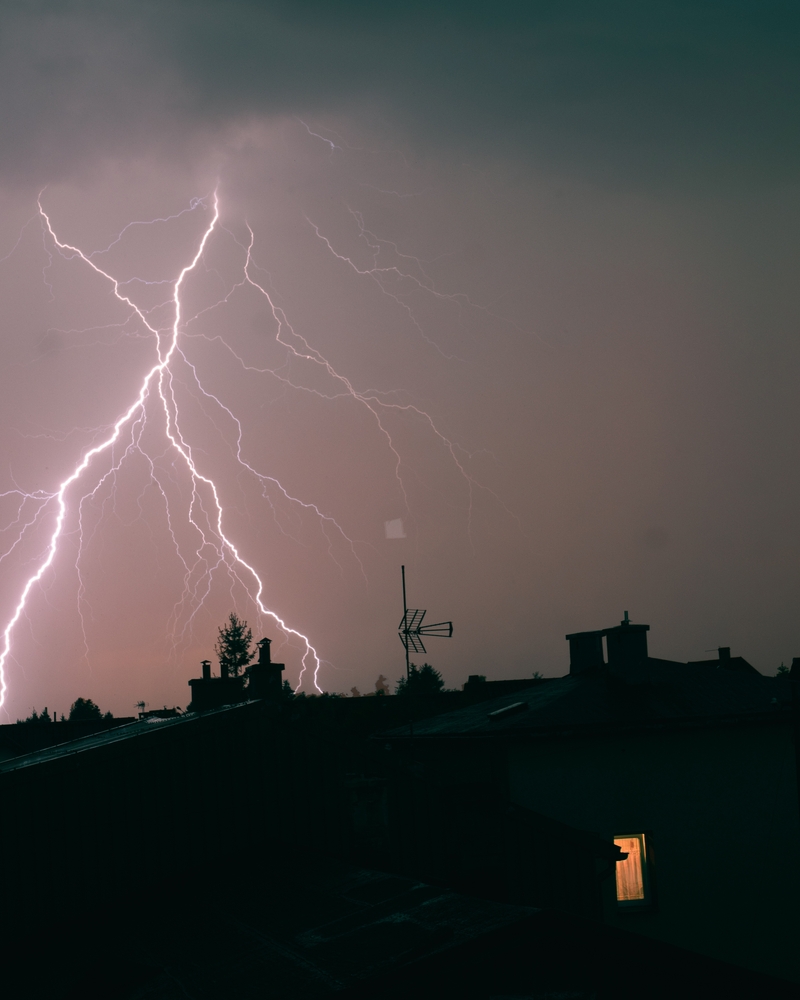 Advarsel fra meteorologene: Lyn og styrtregn vil skape kaos i kveld – Dette må du vite