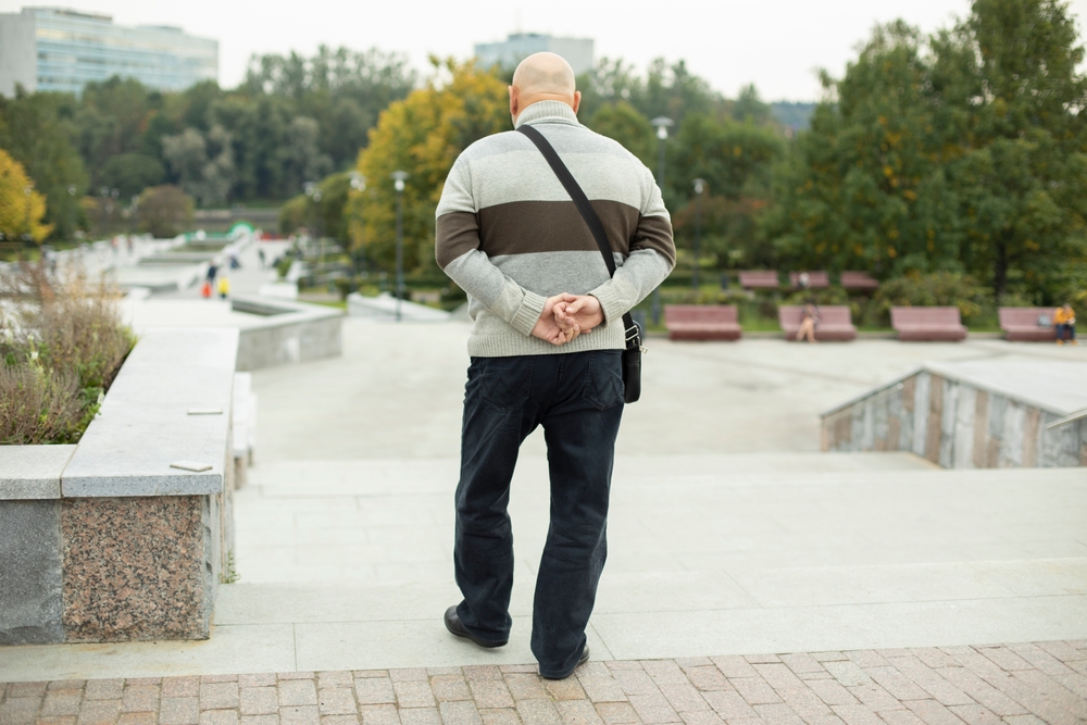 Går du med hendene bak ryggen? Dette kan det bety – ifølge psykologien