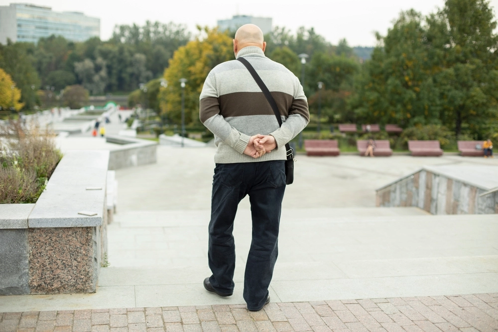 Går du med hendene bak ryggen? Dette kan det bety – ifølge psykologien