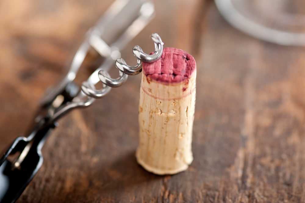 Derfor bør du aldri lagre åpnet vin i flasken – sommelier avslører trikset som holder vinen fersk