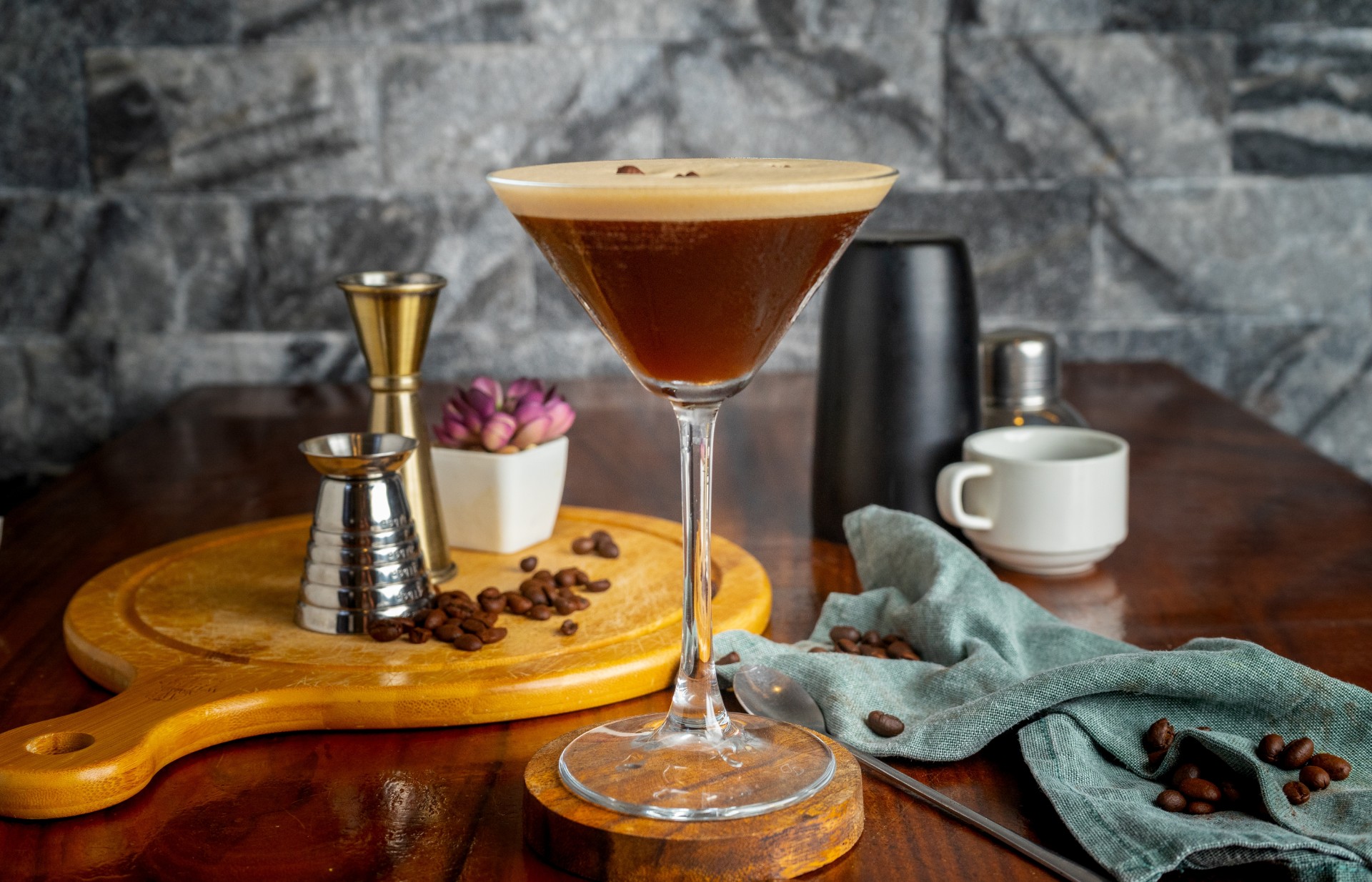 Verdens enkleste drink? Lag Espresso Martini med bare 3 ingredienser