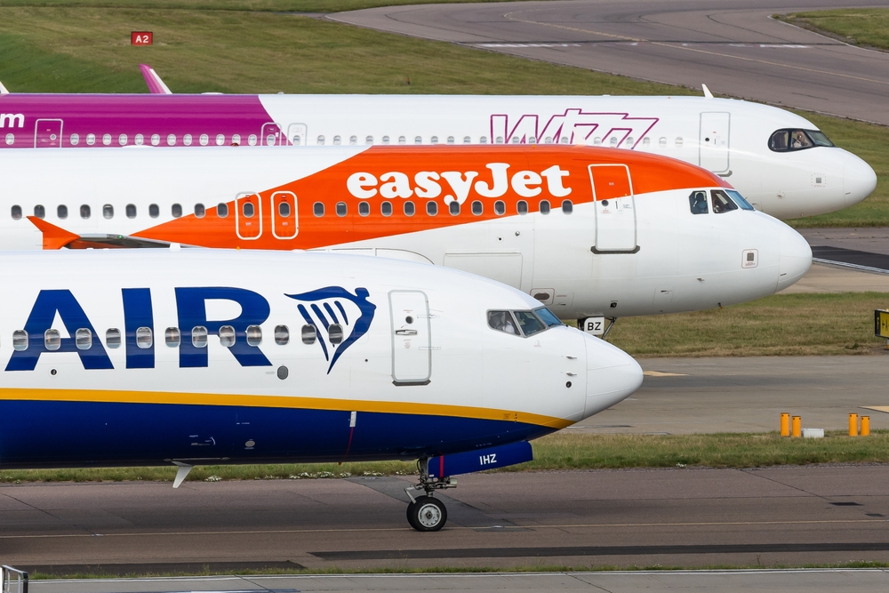 Får betalt for å ta bagasjen din: Slik tjener flyplassansatte på «for store» easyJet-kofferter
