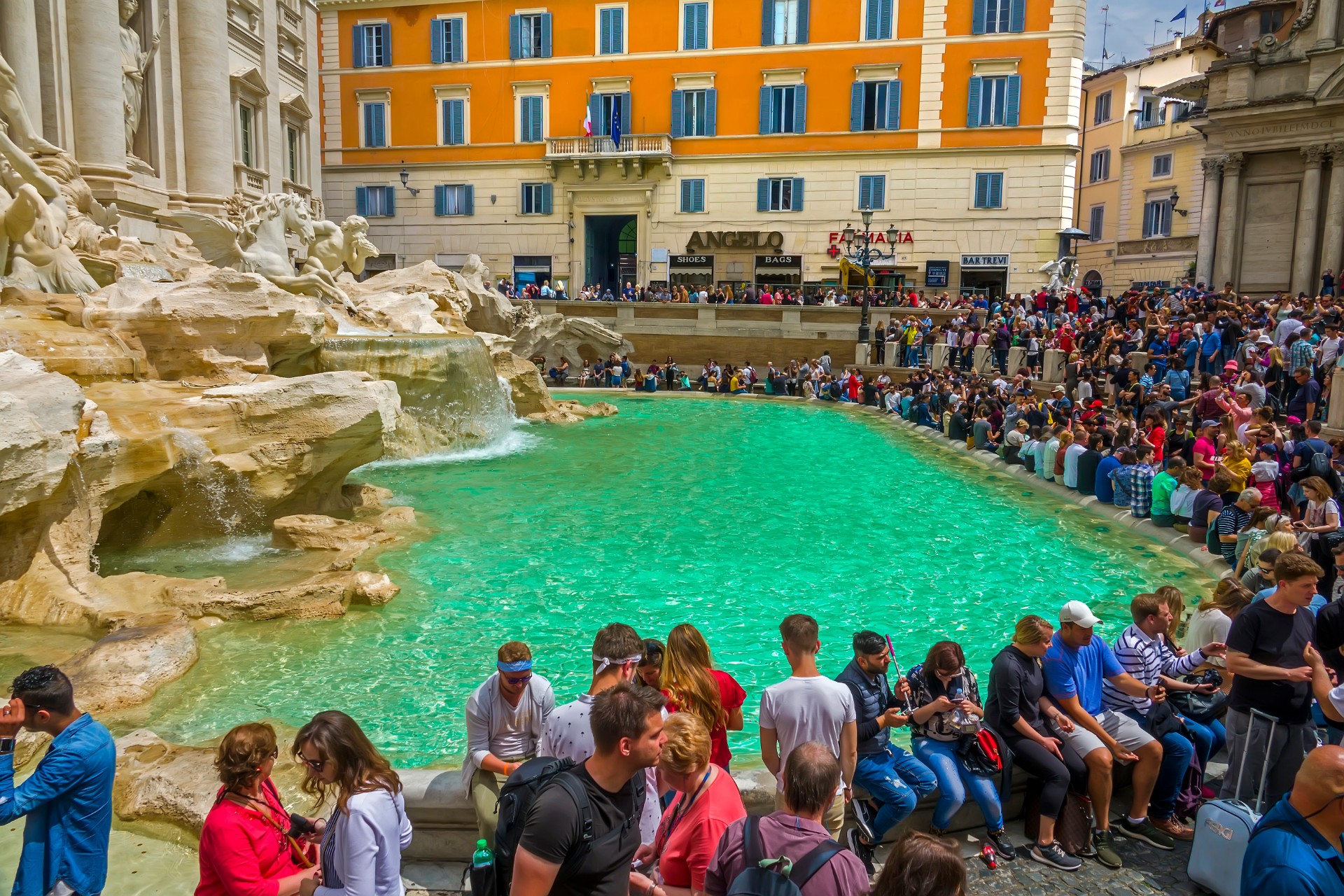 Badet i Trevi-fontenen: Dette ble straffen