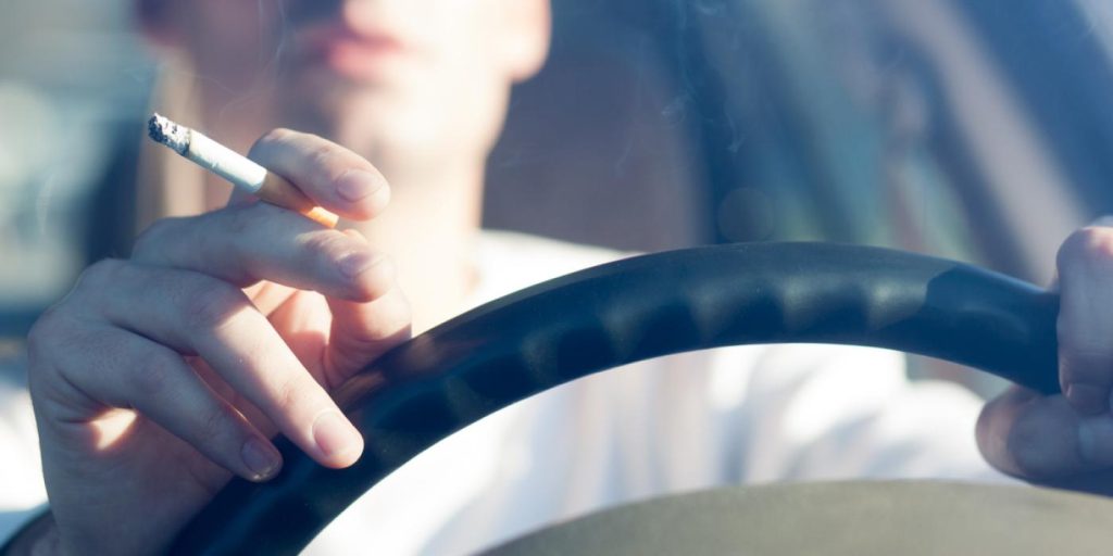 Hetzen mot røykere fortsetter: Nå skal det koste opptil 25.000 kroner å røyke i bilen