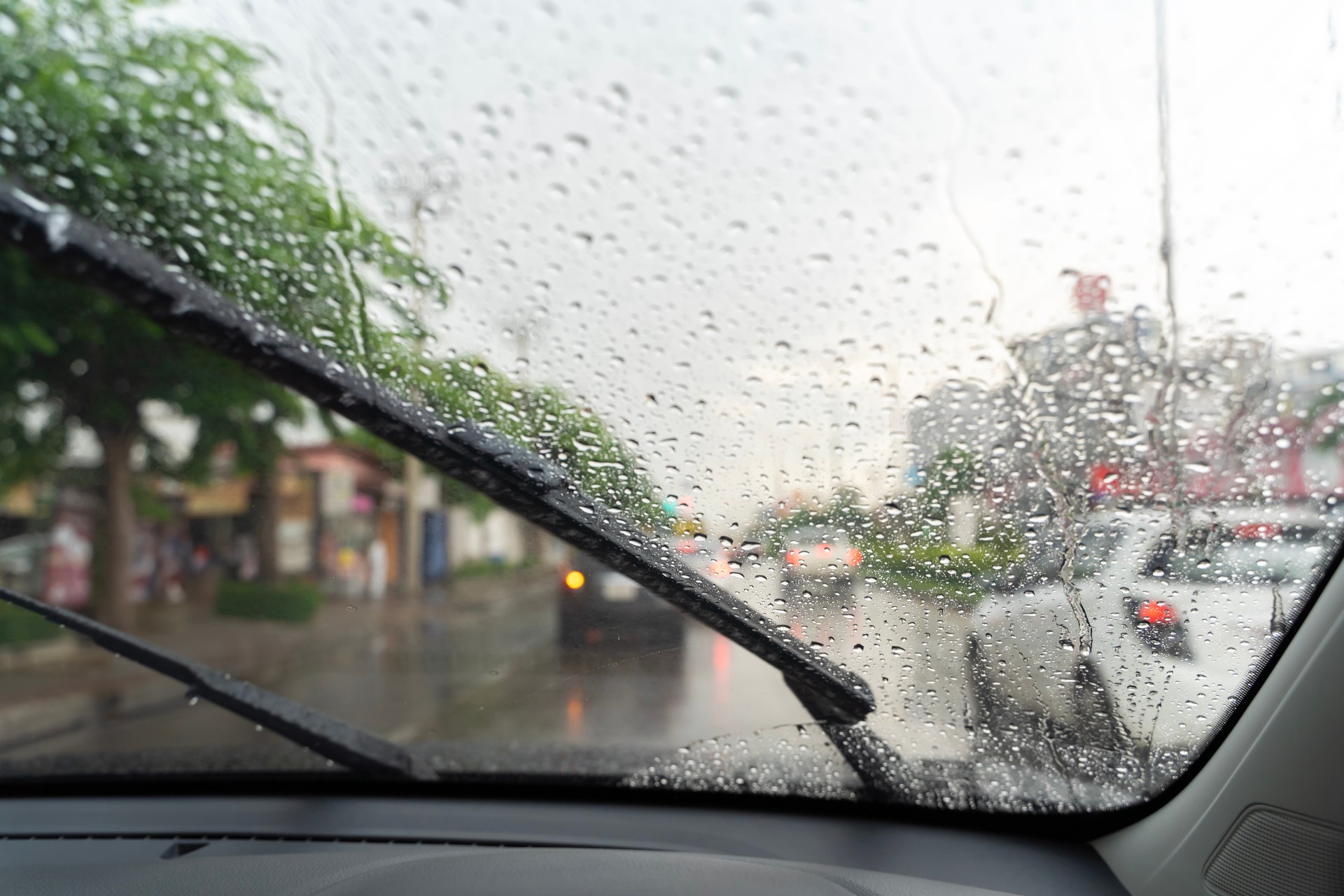 Yr melder: Regn og vind preger landet – men her titter sola frem