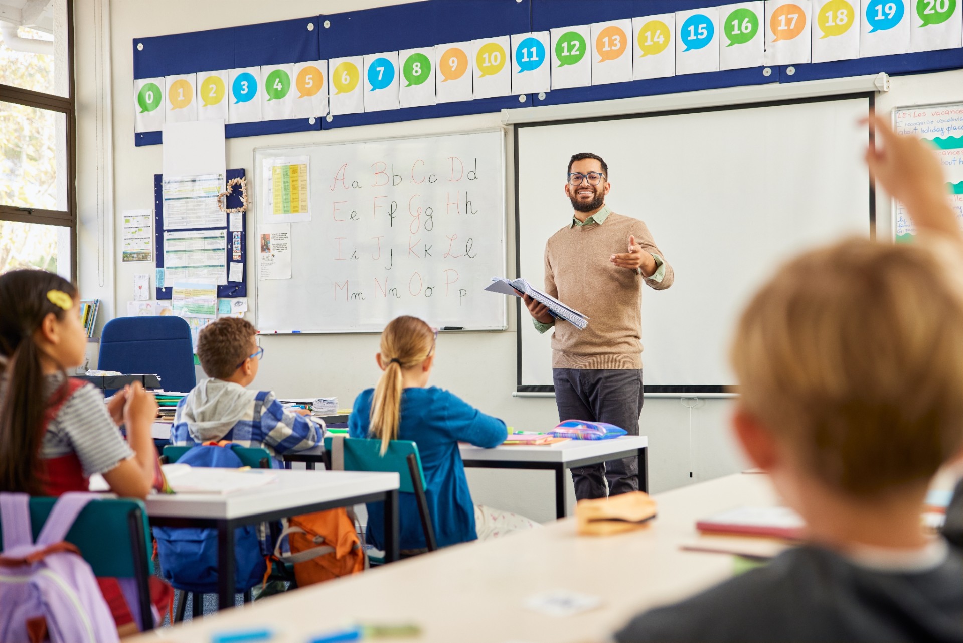 Vil forlenge grunnskolen med ett år og forby mobiltelefoner