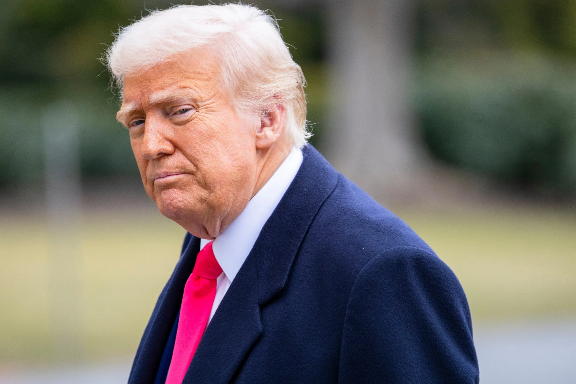 Trump i feil antrekk under pave Frans’ begravelse