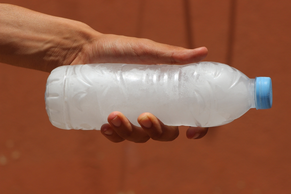 Genialt flaske-triks: Slik lager du din egen gratis aircondition