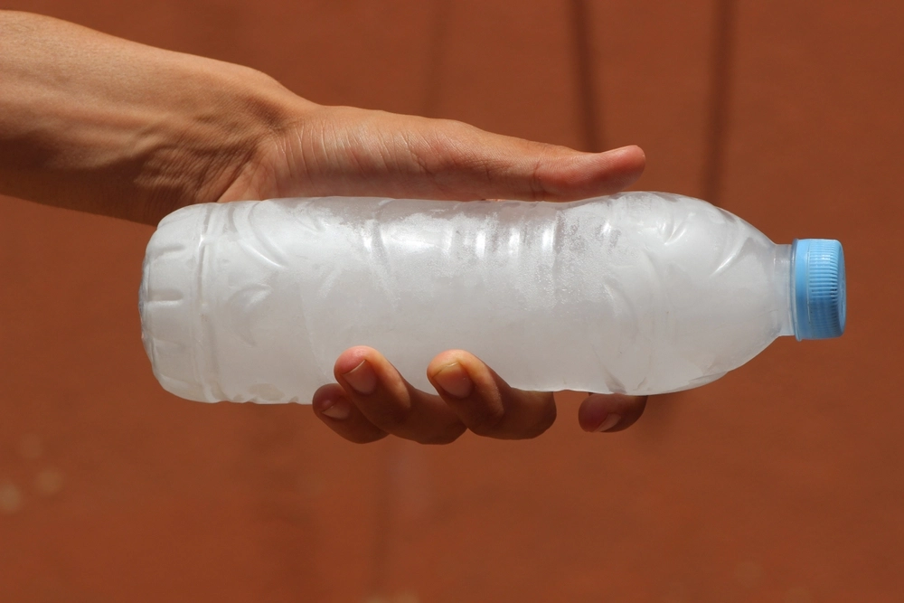 Genialt flaske-triks: Slik lager du din egen gratis aircondition