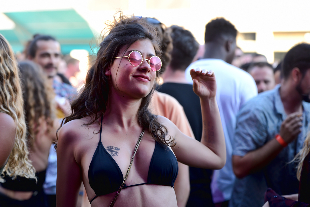 13 grunner til at en partyjente er en god kjæreste