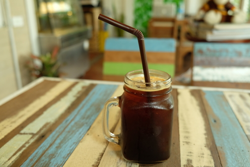 Slik lager du deilig iskaffe med et tomt glass med lokk