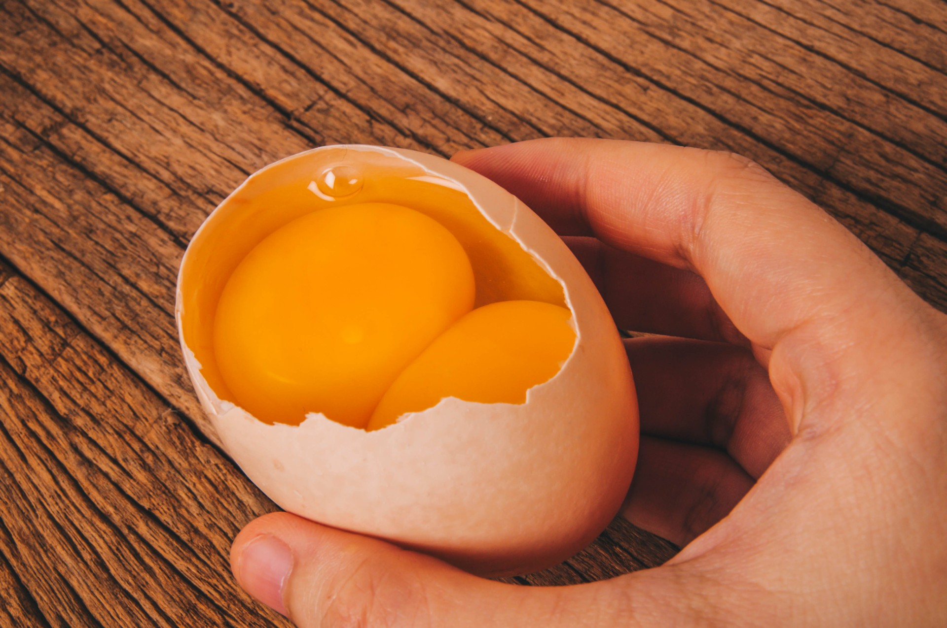 Kan du spise egg med to eggeplommer? Svaret vil overraske deg