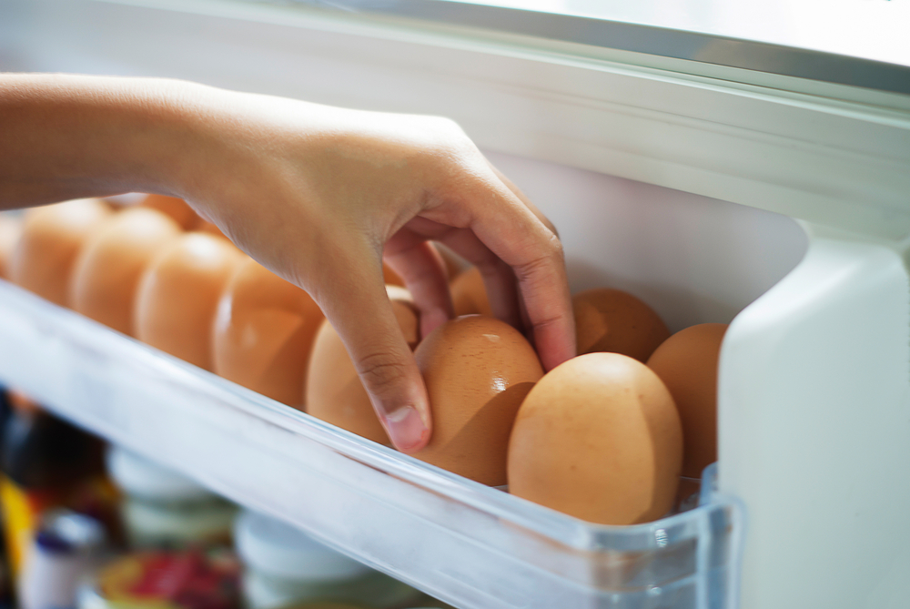 Den ekle grunnen til at du aldri må legge egg i kjøleskapsdøren