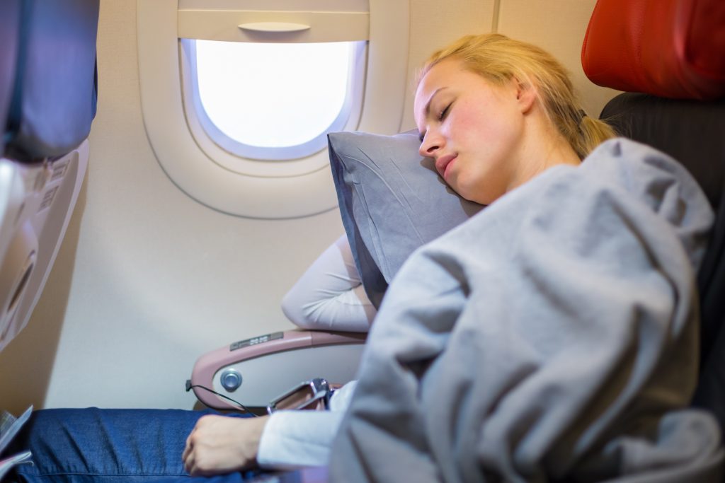 16-årig jente sover på flyet og blir kysset av ekkel mann: Piloten reagerer lynraskt