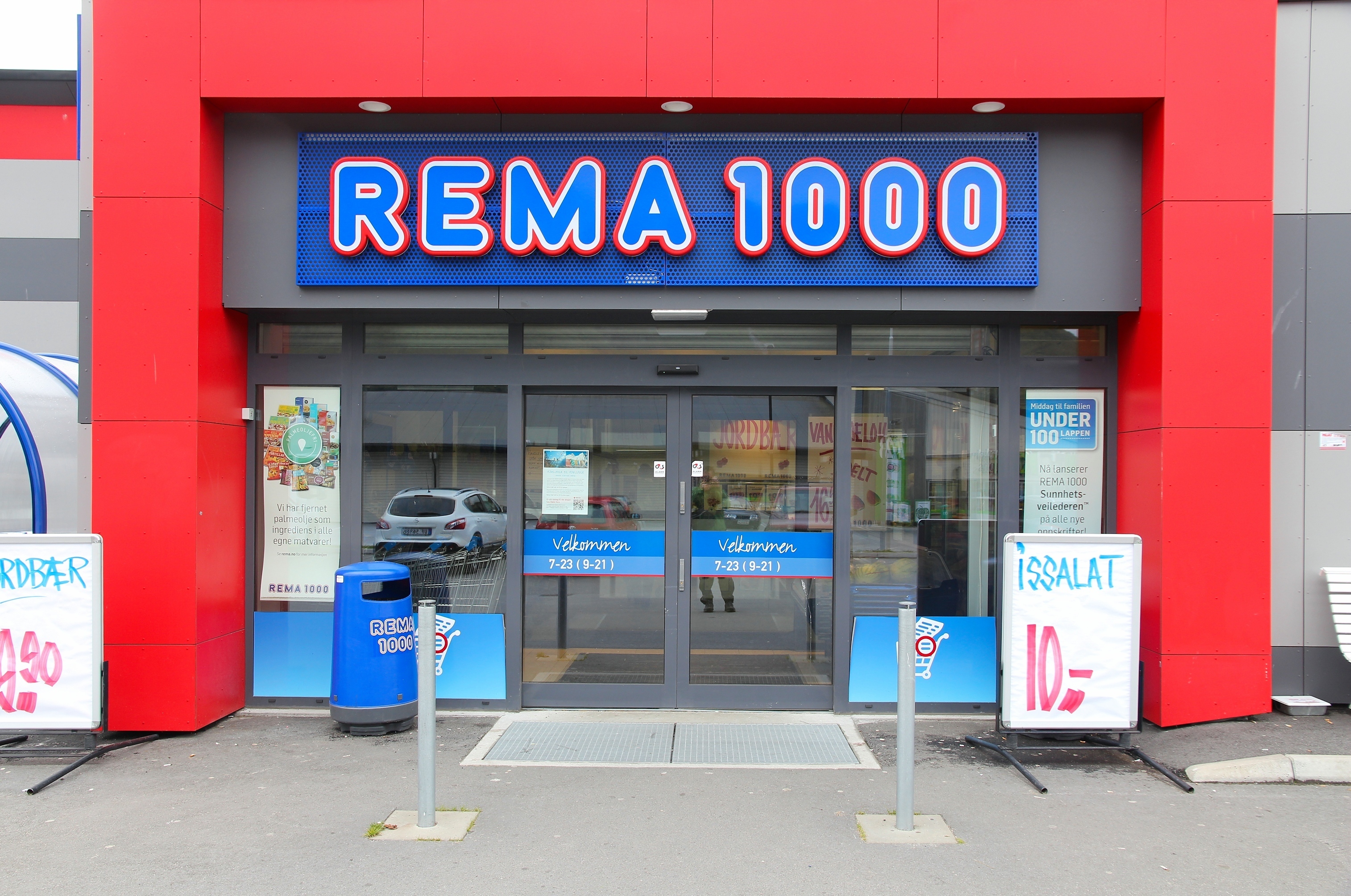 Rema 1000-butikk med beskjed til kundene: Fra 1. juni tar vi ikke imot disse sedlene mer