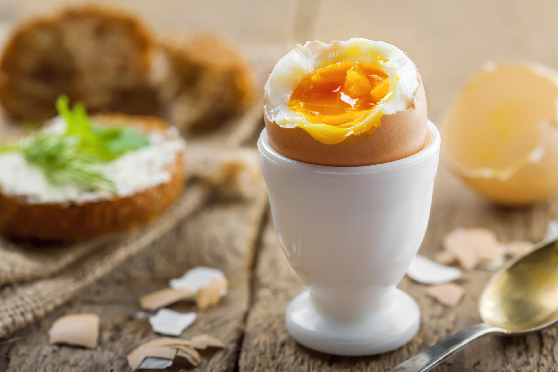 Derfor bør du aldri koke et kaldt egg